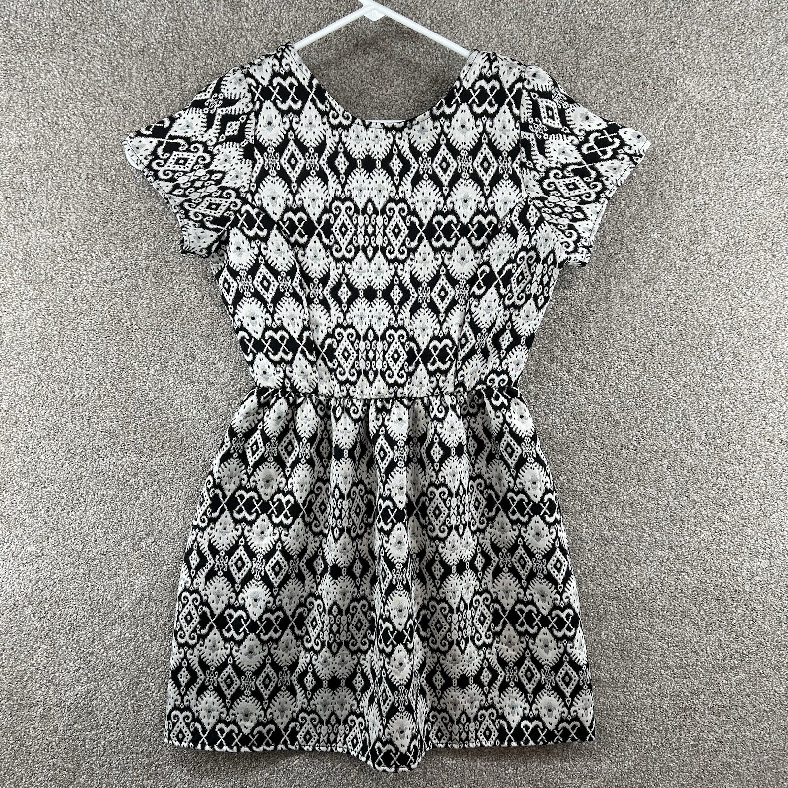 One Clothing Women’s Dress Size Medium White Black Short Sleeve Pleated Zip