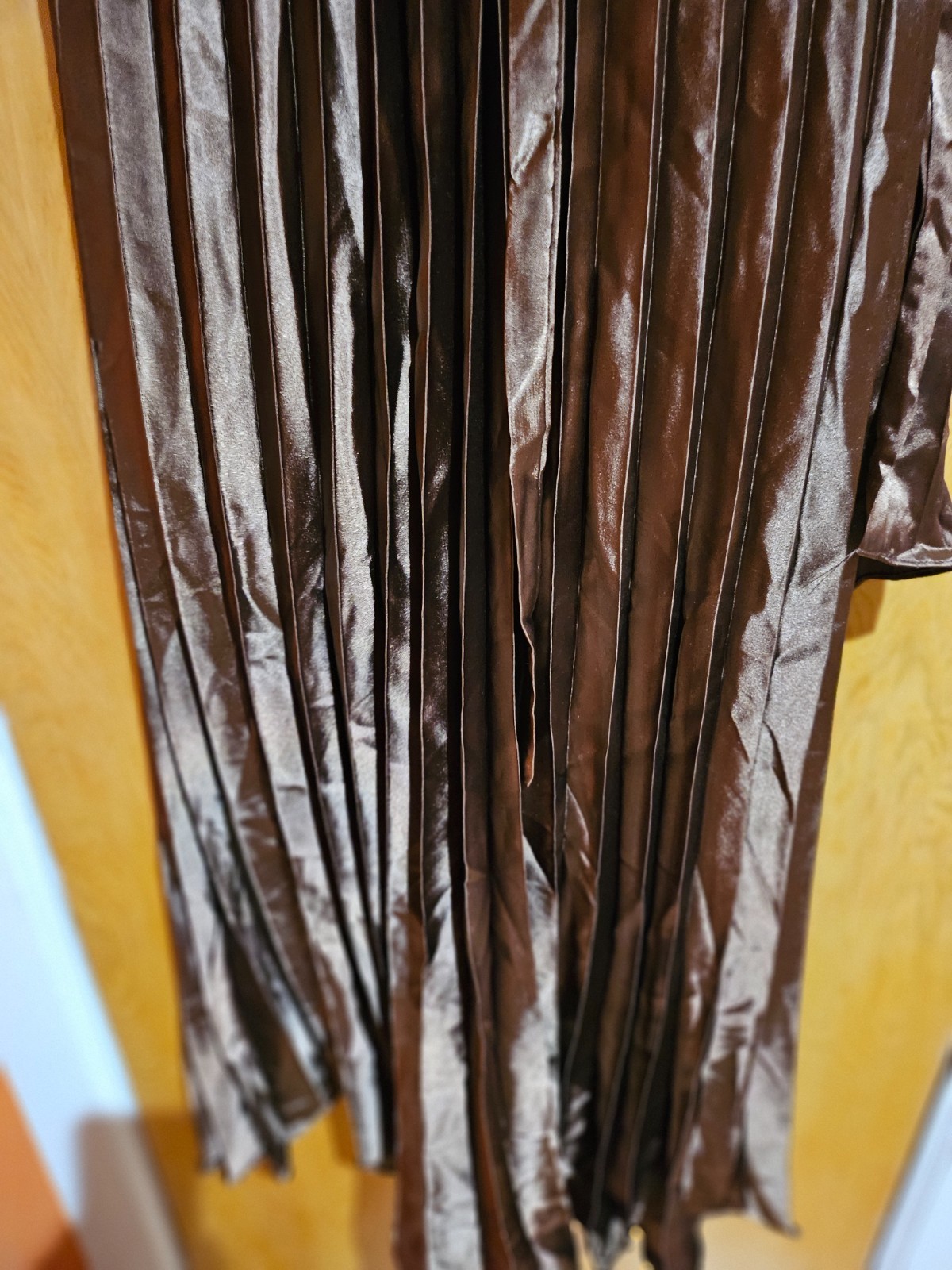 This stunning halter neck dress features a beautiful pleated skirt. It has a gat