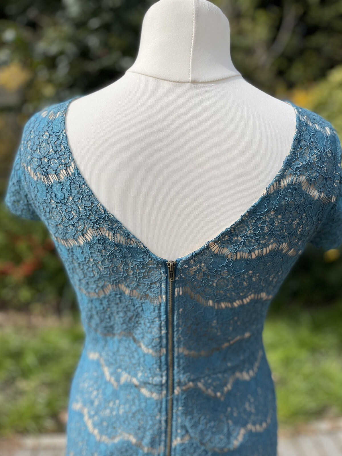 LACEY DRESS WITH CAP SLEEVES & NUDE LINING & V BACK – SIZE L (12) Teal/Turqoise
