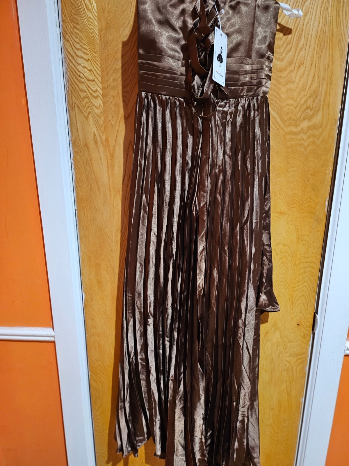 This stunning halter neck dress features a beautiful pleated skirt. It has a gat