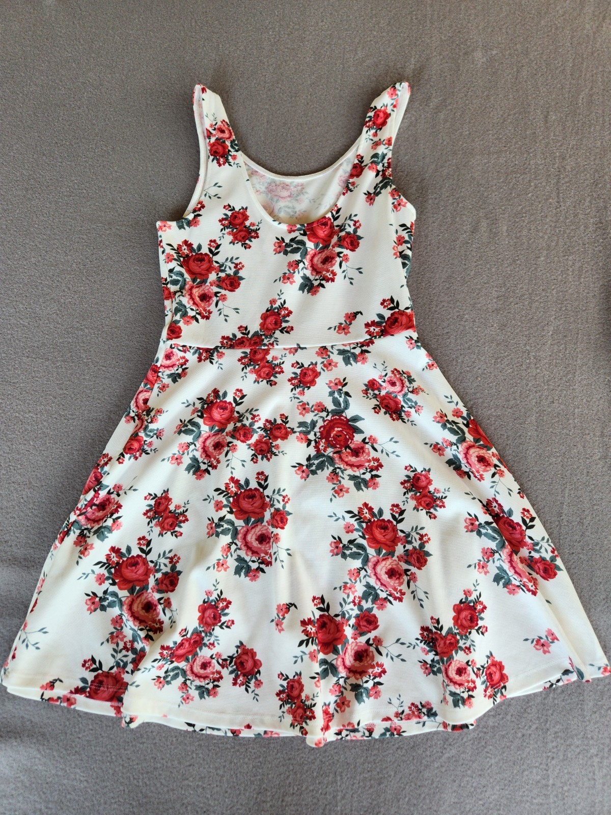 H&M Divided White Red Rose Skater Fit Flare Dress SZ 8 Stretch Knit Sleeveless