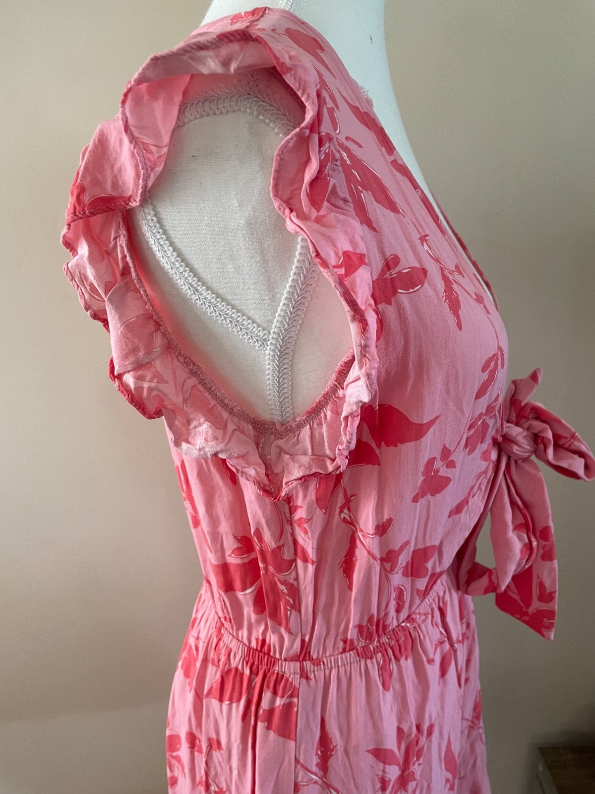 ALL ABOUT MAY Dress Size 6 Ruffle Pink Red Mini Tie V Neck Casual Party Travel