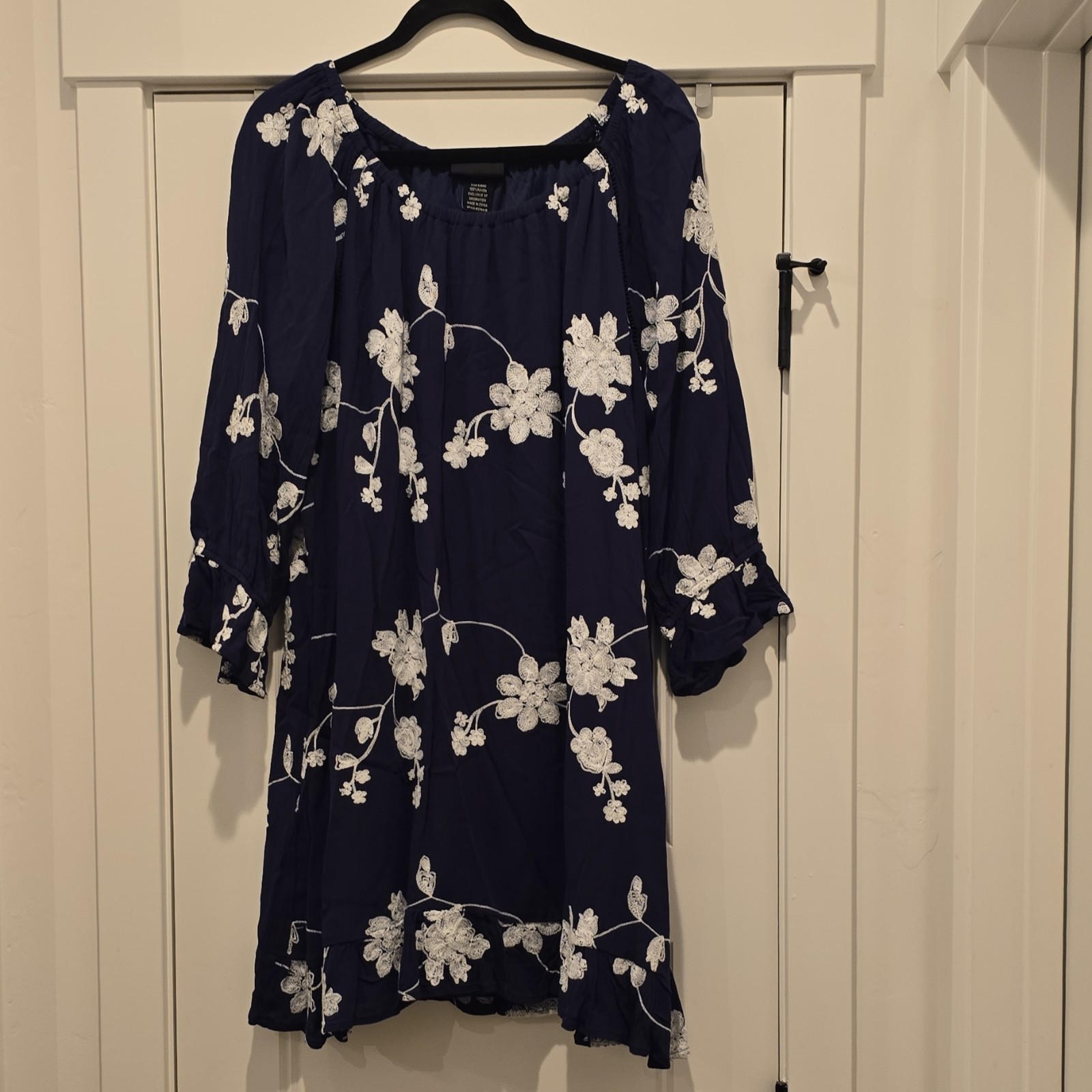 LIV Los Angeles Women’s Shift Dress. Size L. Navy Floral Embroidered Rayon