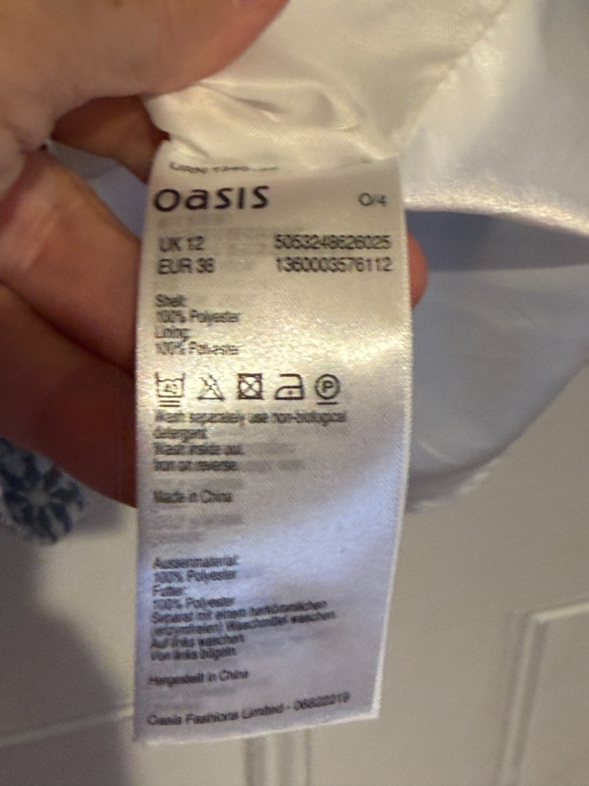 Oasis Sleeveless patterned Dress. V-Neckline and Keyhole back detail.