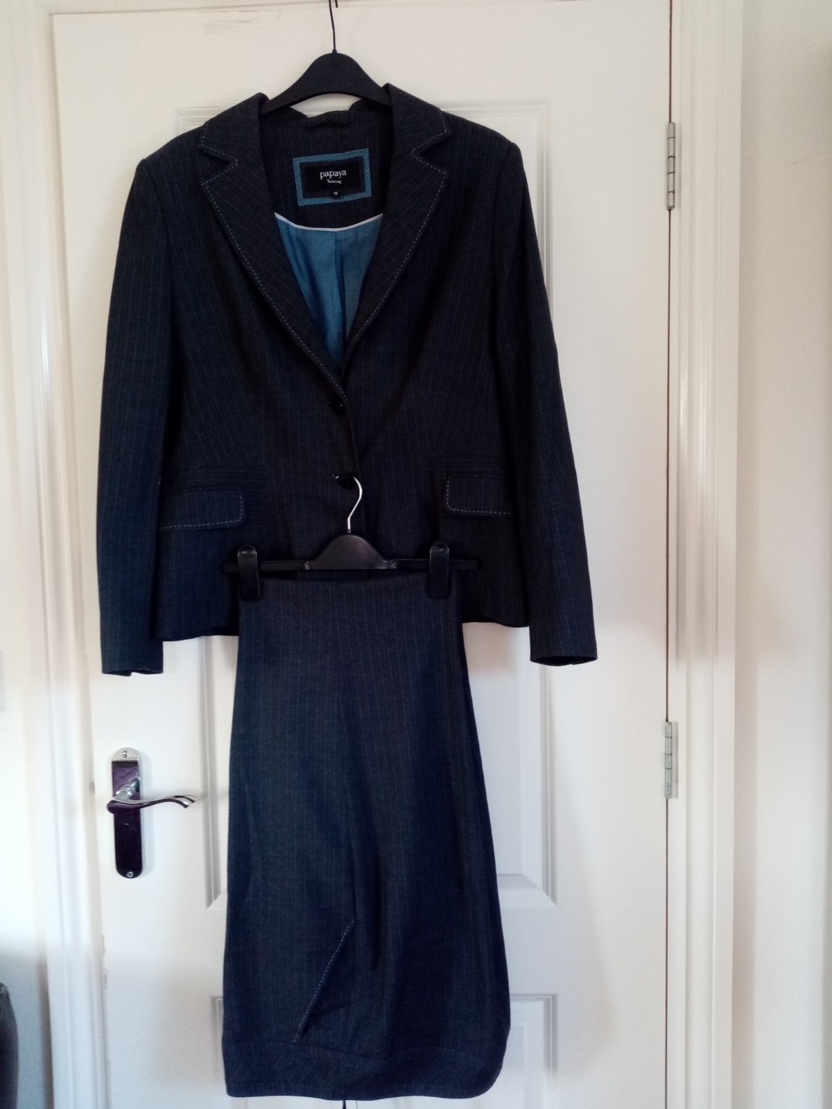 WOMEN’S 2 PIECE OCCASION OFFICE PINSTRIPED TROUSERS SUIT JACKET. SIZE 18