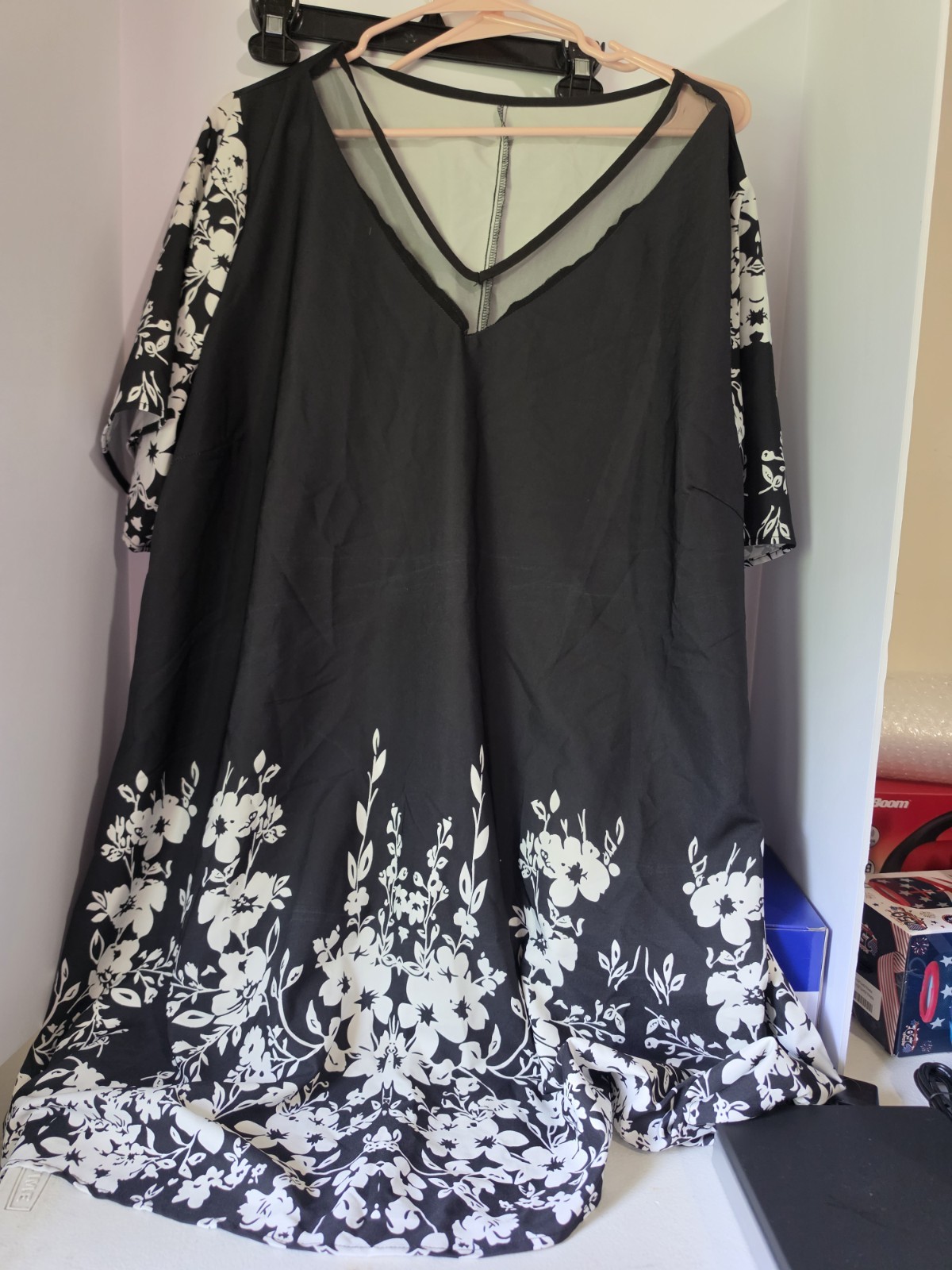 Women’s Plus 4XL Black/White Floral V-Neck Short Sleeve Fit & Flare Dress
