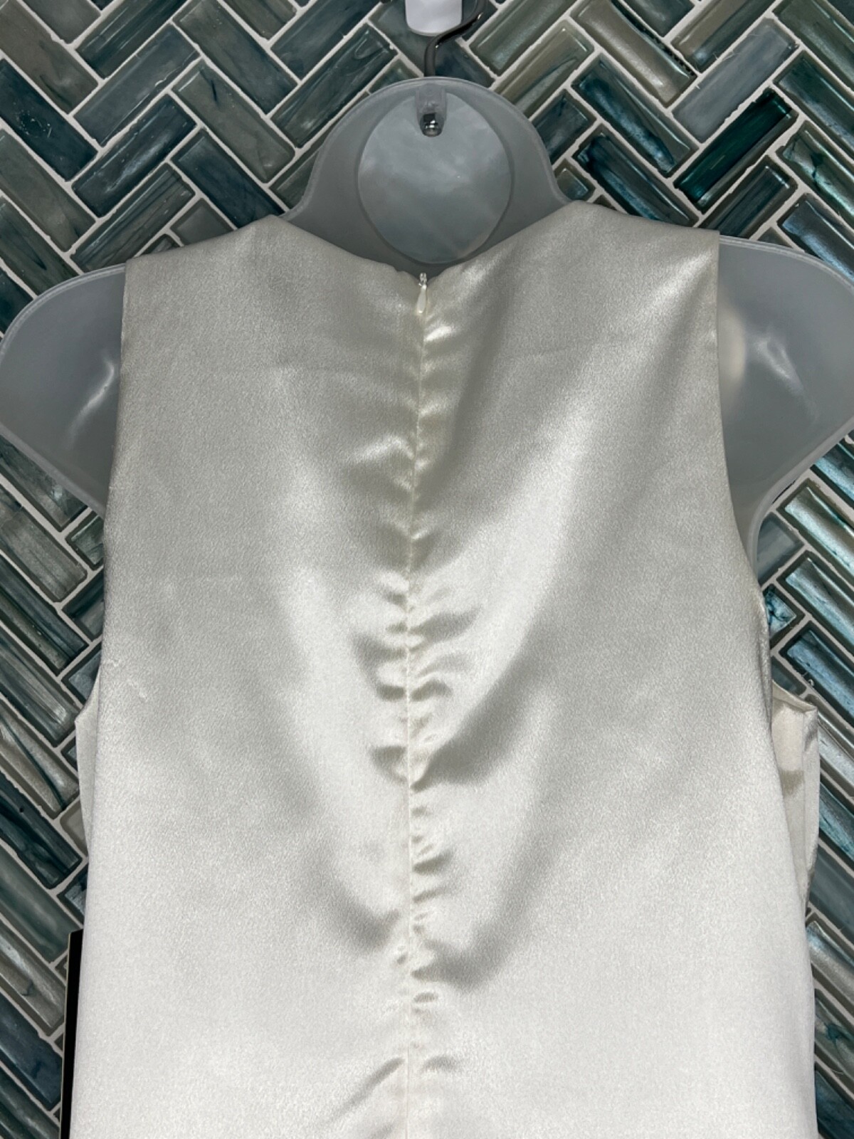 NEW WOMENS LULUS SHINY WHITE V-NECK SLEEVELESS RUFFLE KNEE LENGTH SHEATH DRESS S