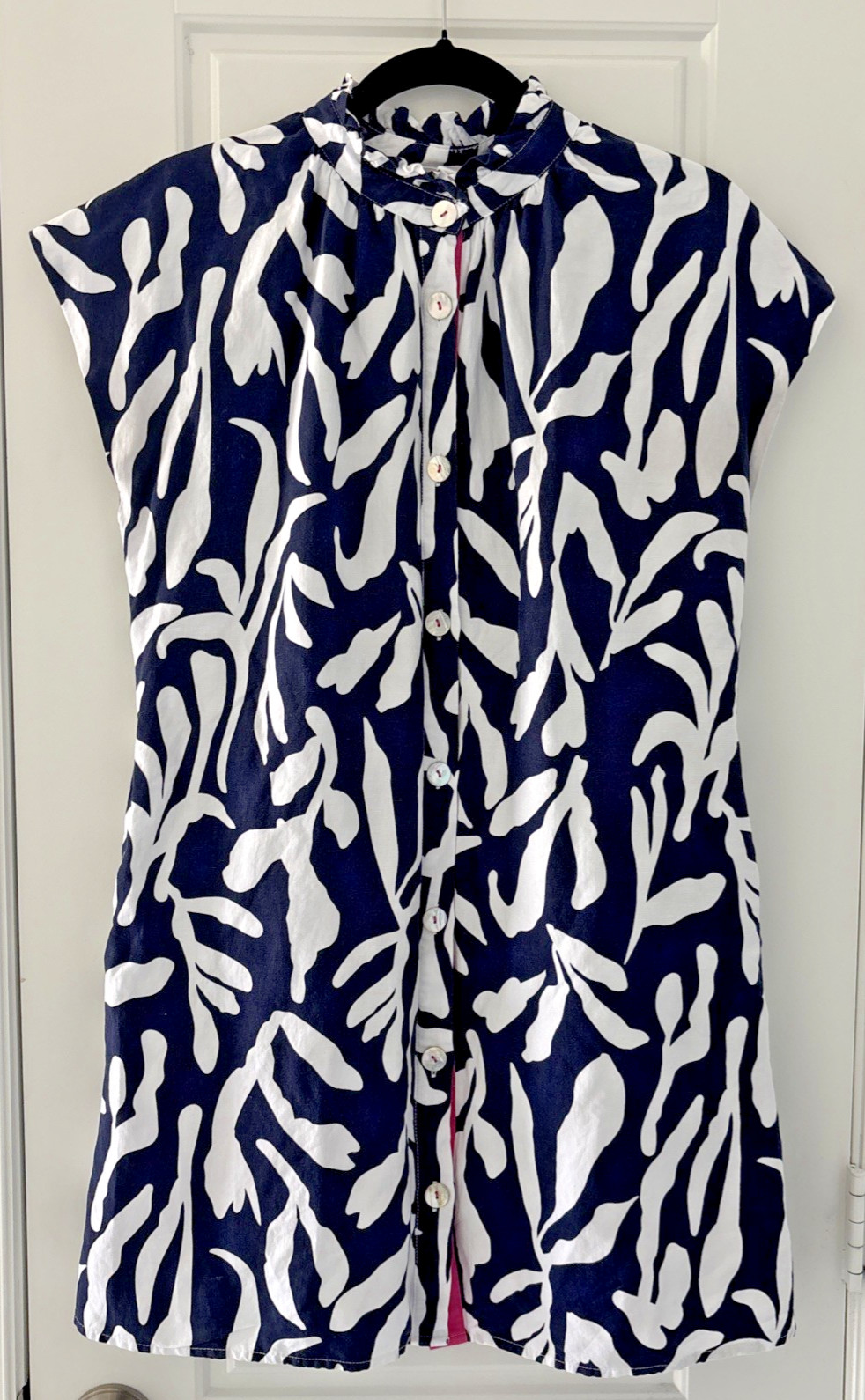 THML Shift Dress Medium Navy White Abstract Leaf Ruffle Button Pockets MockNeck