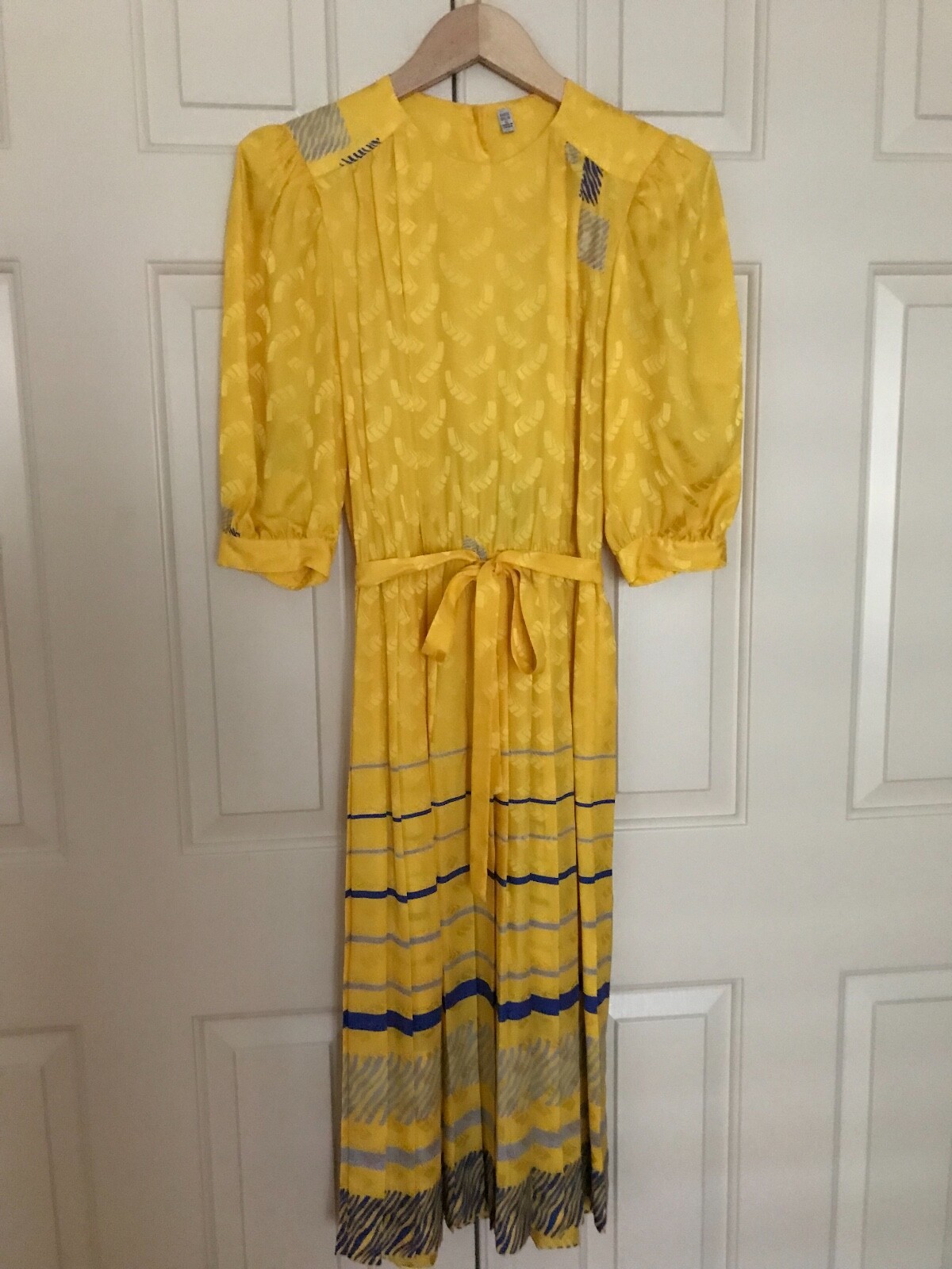 NWTT – ELEGANT and BEAUTIFUL 100% SILK MIDI PLEATED DRESS, Size 6