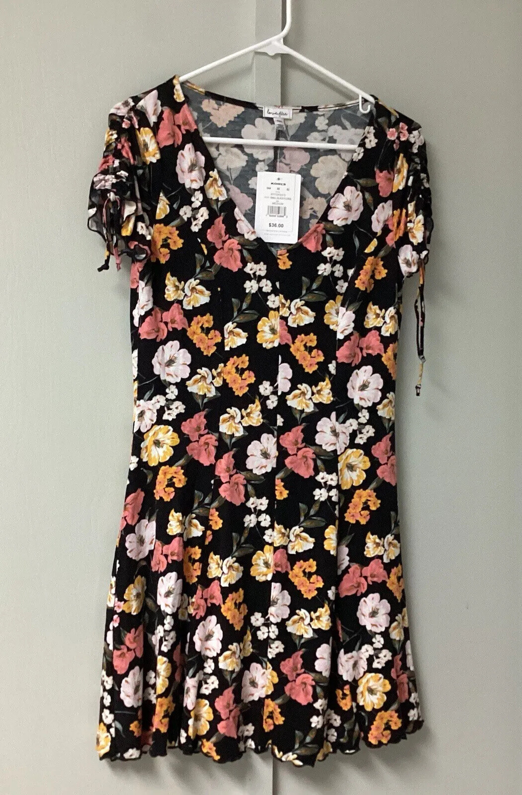 Love Fire Women’s Dress Size Medium V Neckline Floral Stretch Short Sleeves New