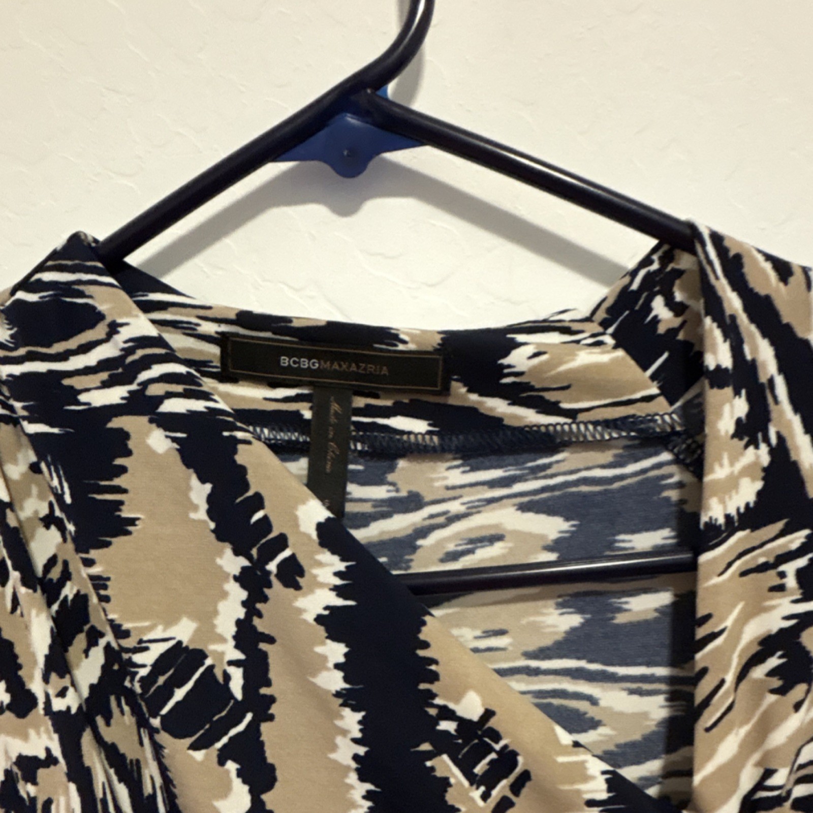 BCBGMAXAZRIA Beige/Black Abstract Sheath Dress V-Neck Sleeveless Size S