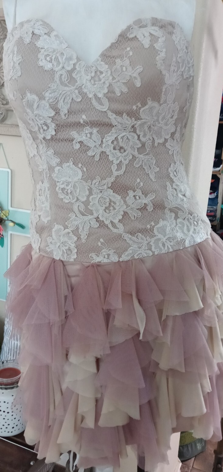 SHORT WEDDINGD STRAPLE DRESS Lace And Tule Fabric HOME-MADE multiple ruffles