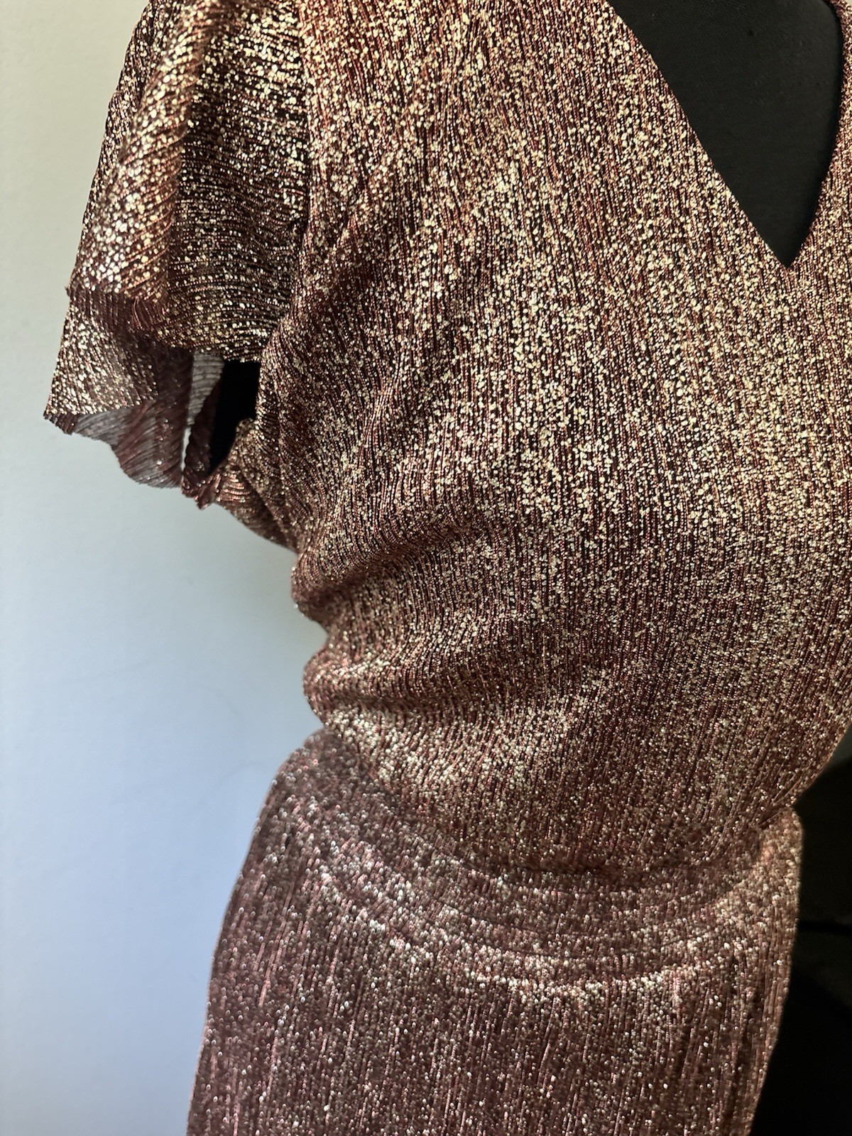Vince Camuto Burgundy Metallic Knit Pleated V-Neck Flutter Sleeve Midi Dress M