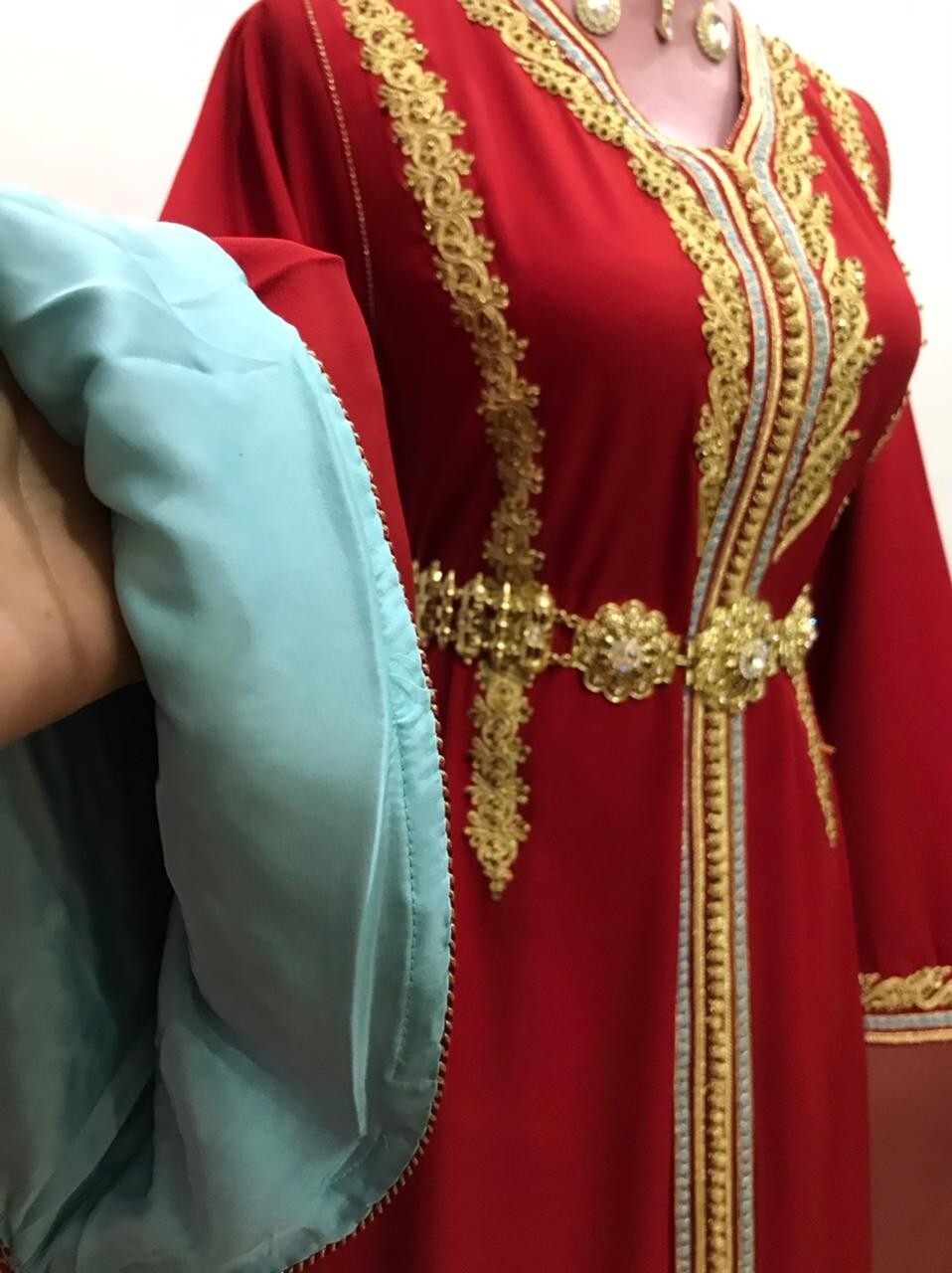 Caftan Marocain traditionnel en rouge et bleu ciel trés chic et elegant