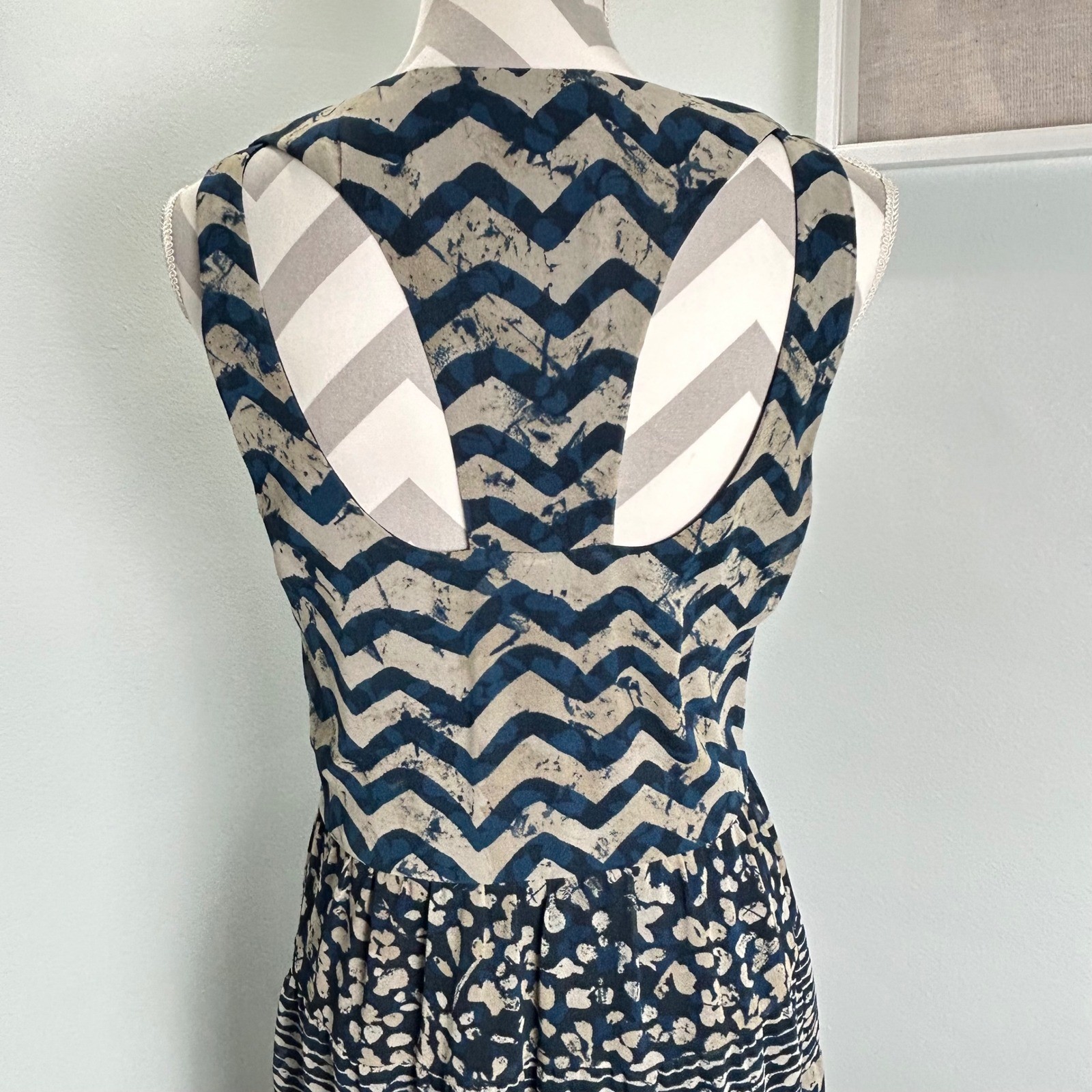 Betsey Johnson Chiffon Navy Teal Tan Womens Dress Sleeveless Chevron Knee Length