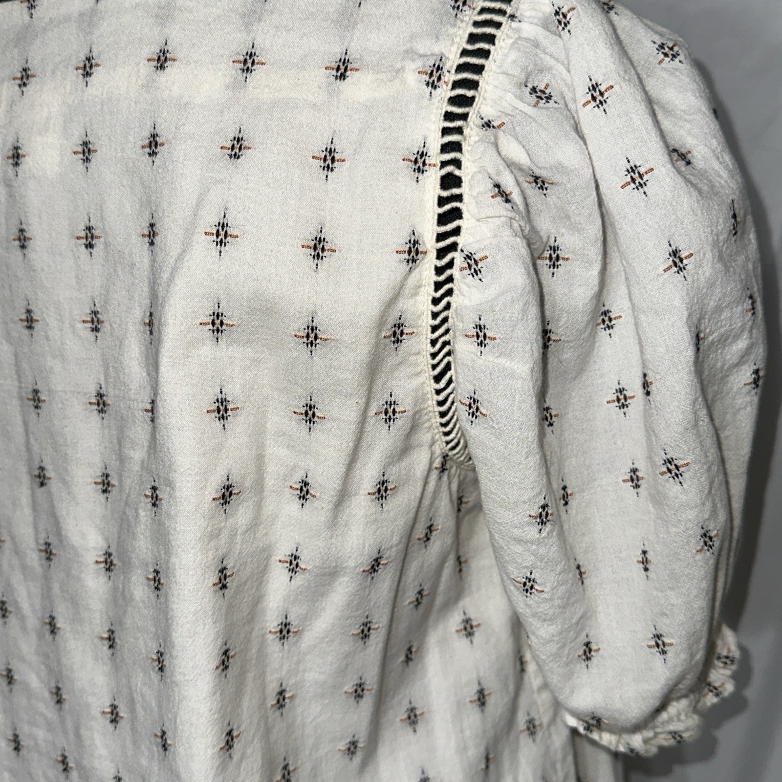 Embroidered lightweight mididress size MEDIUM Cream button down square neck