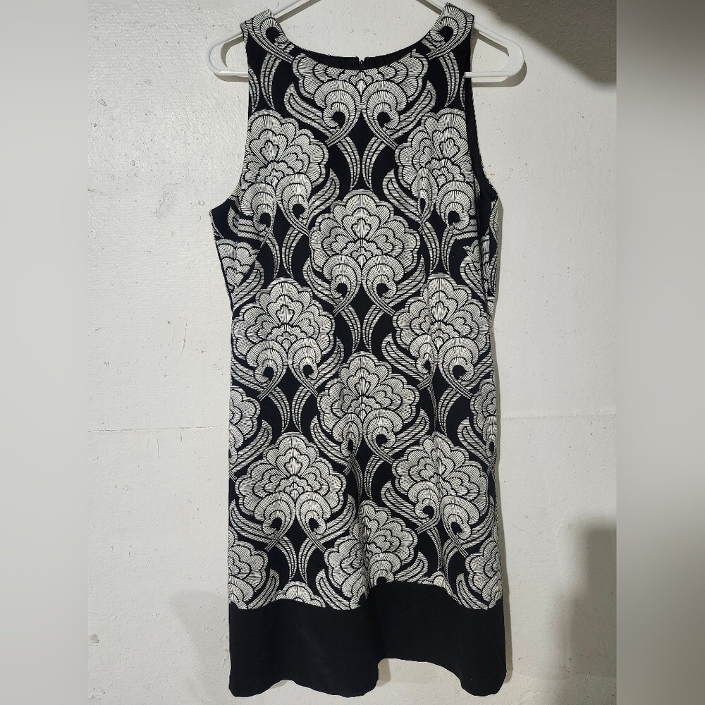 Maggy London Midi Dress. Size 10, 97%Cotton 3% Spandex Pockets