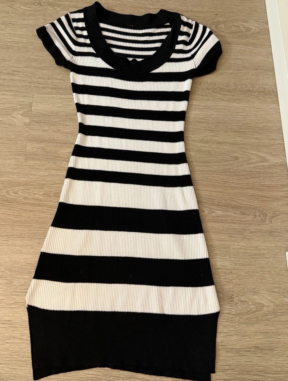 Black/White Striped Knit Bodycon Sweater Dress Women’s S Crew Neck Cap Sleeve