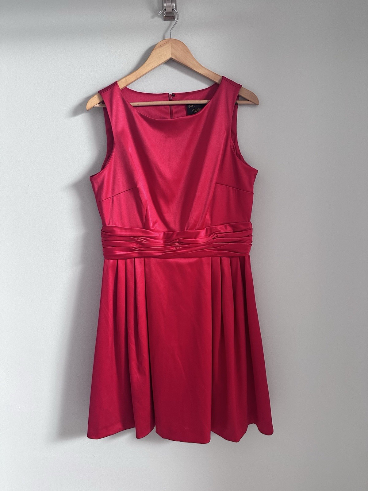 Women’s Red Dress Size 14 Satiny Opaque Sleeveless Cocktail Party Knee Length