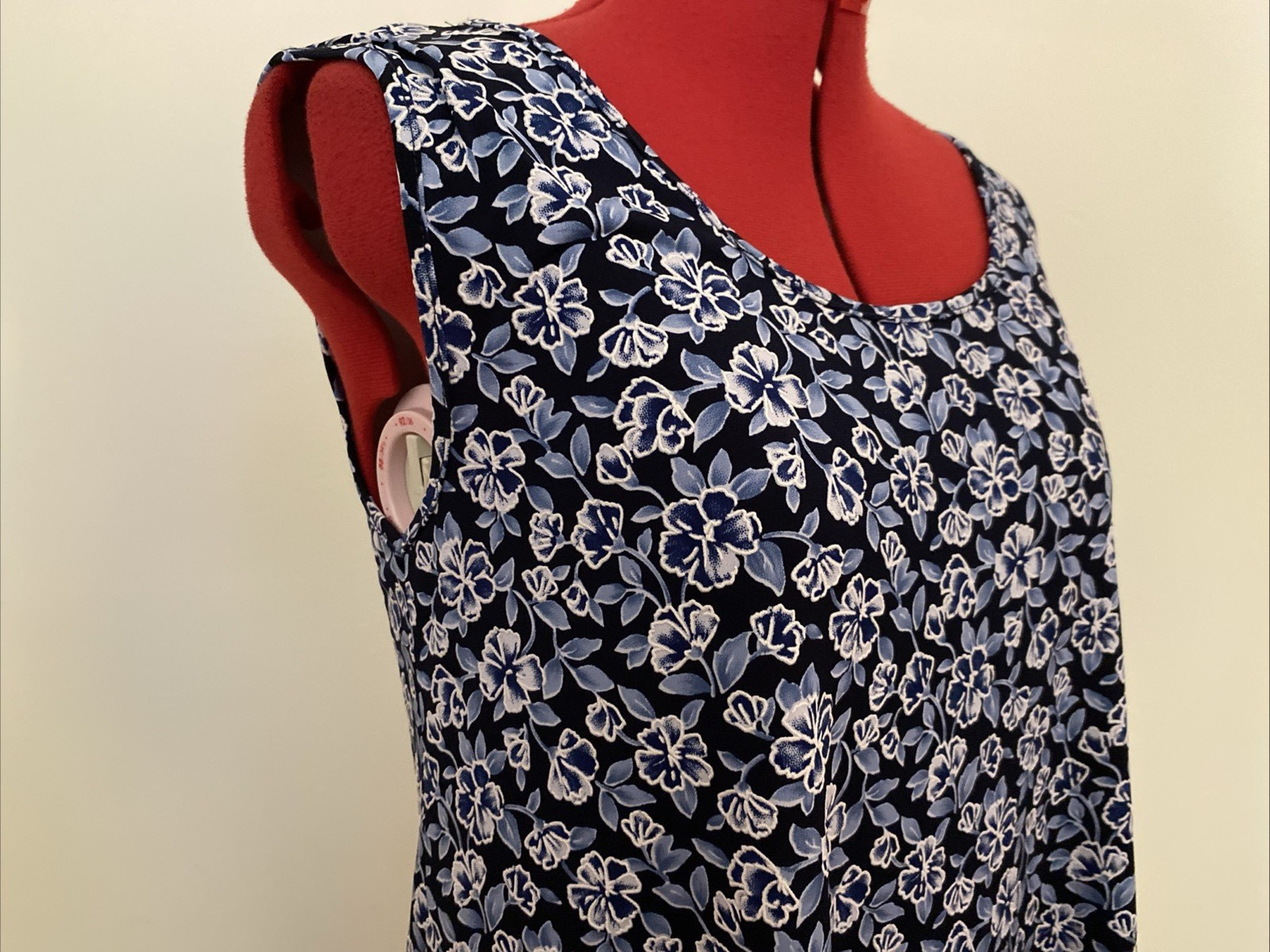 SJS DRESS~XL~BLUE WHITE FLORAL~SHIFT~SLEEVELESS~ABOVE THE KNEE~STRETCH