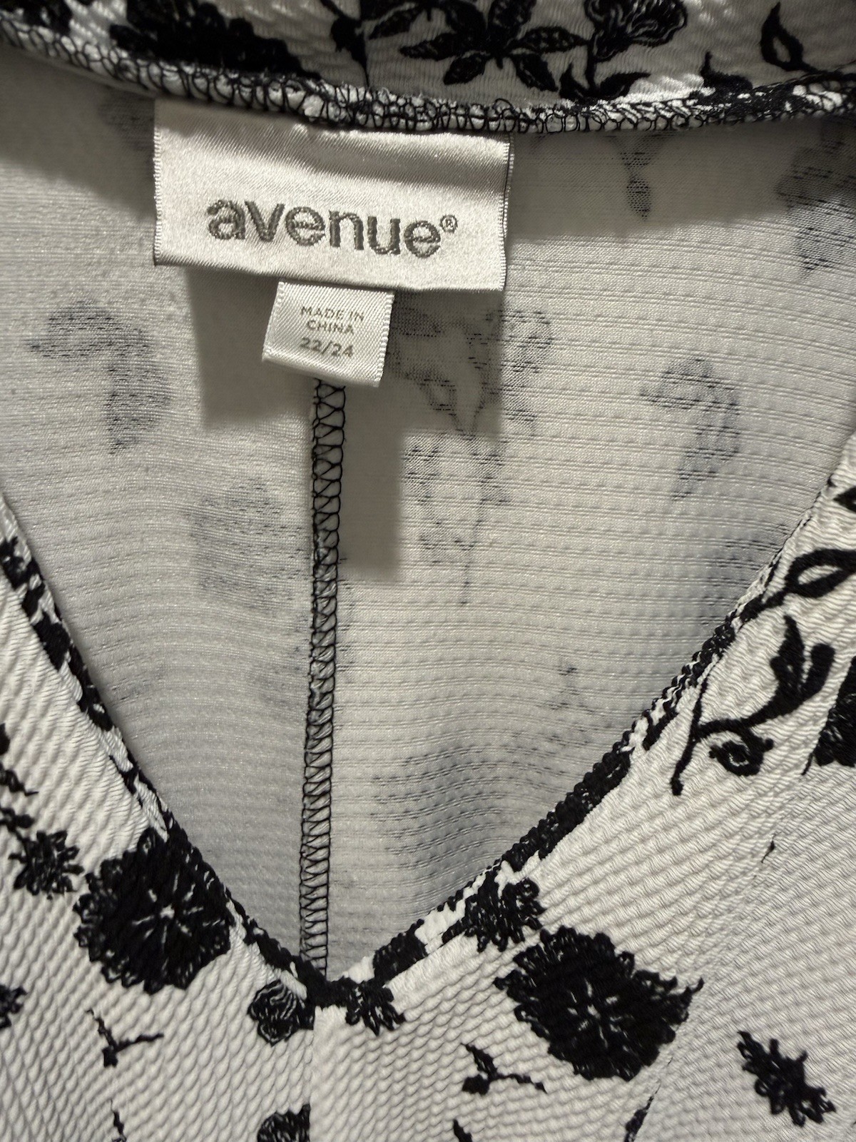 Avenue Black & White Floral Knit Shift Dress V-Neck Cap Sleeve Plus 22/24