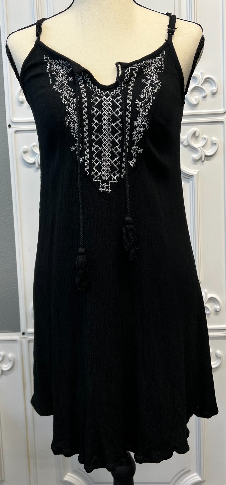 Mossimo Supply Co. Black Embroidered Sleeveless Dress – Women’s Medium