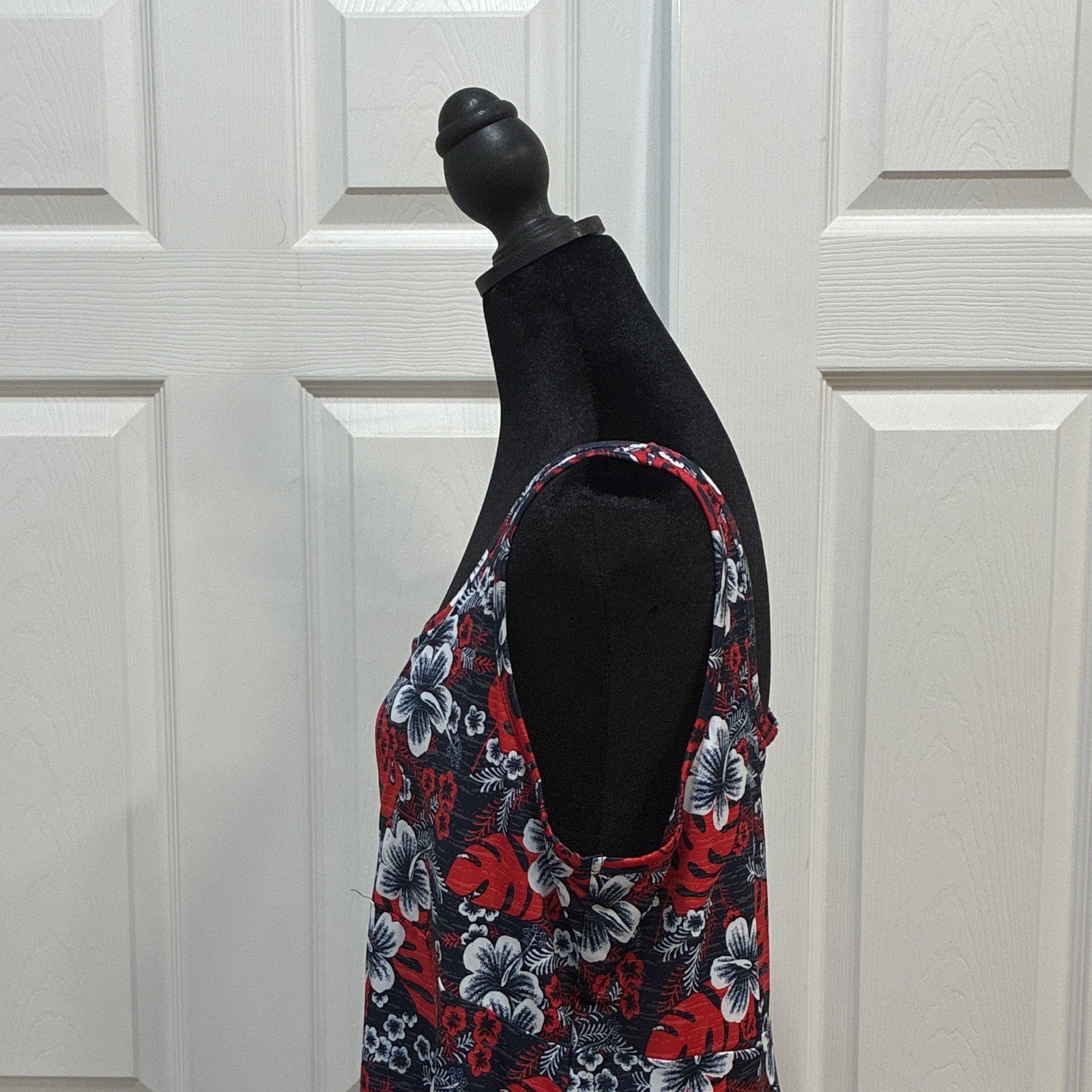 Colombia Shift Dress Sleeveless Scoop Neck Knee Length Floral Red Black White