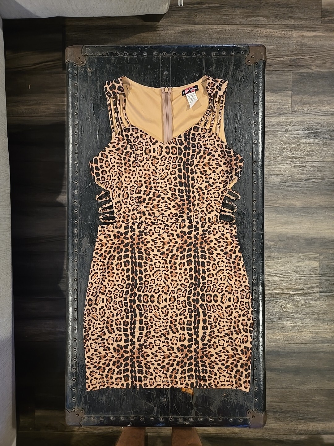 Women’s Leopard Print Dress, Body Central, Sz. Med. Stylish Hip Pre-owned, 31″