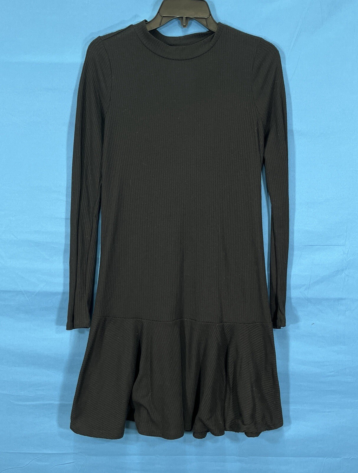 LOVE FIRE Black LIGHTWEIGHT Ribbed Knit KEYHOLE BACK Ruffled Hem A-LINE DRESS M