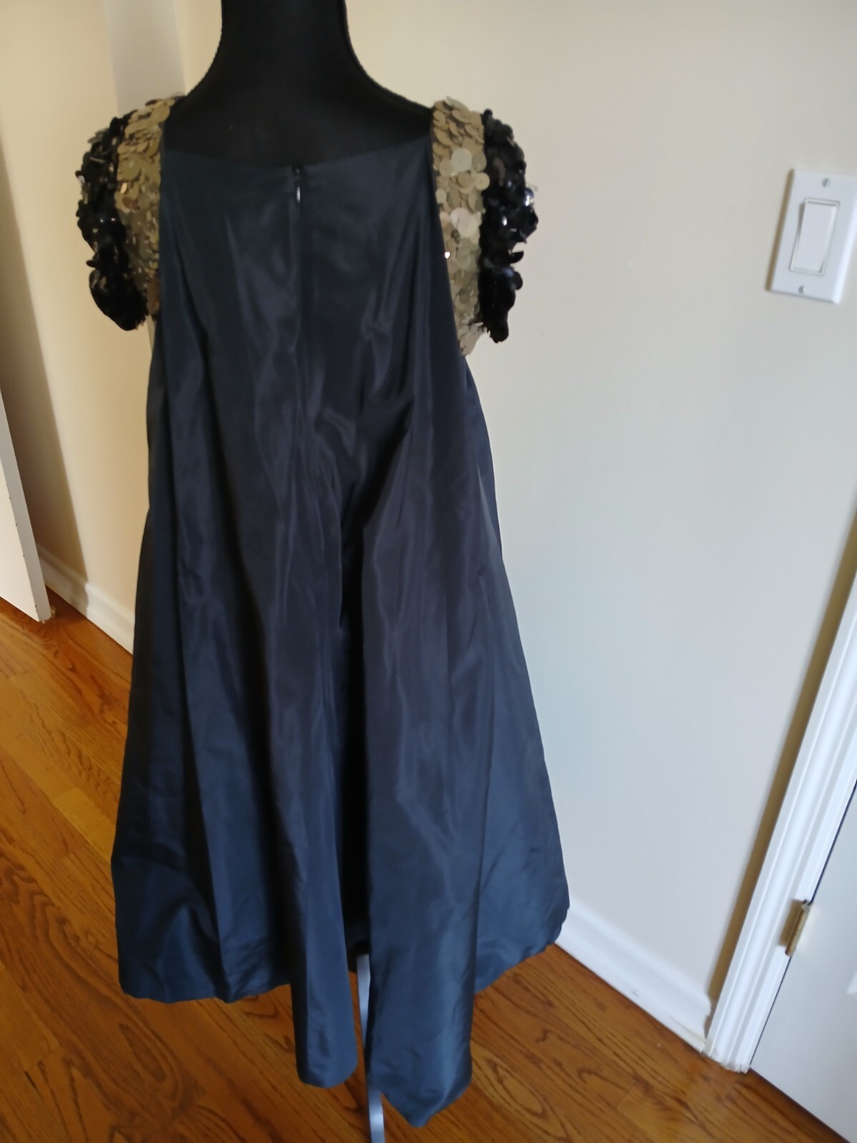 Beautiful elegant Vera Wang thick silk tafetta dress with beading on shoulder