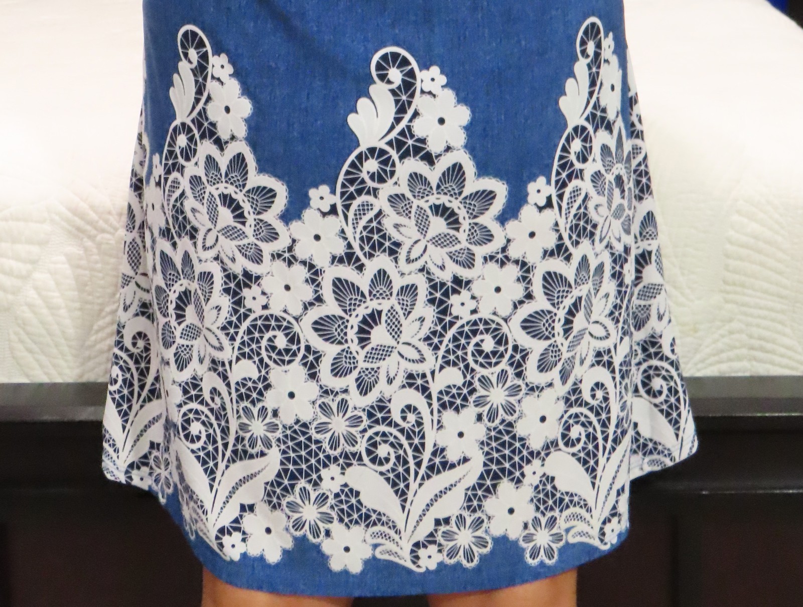 SJS Demin Look Blue Shift Dress w/White Lace Look Flowers V-Neck Sleeveless Sz S