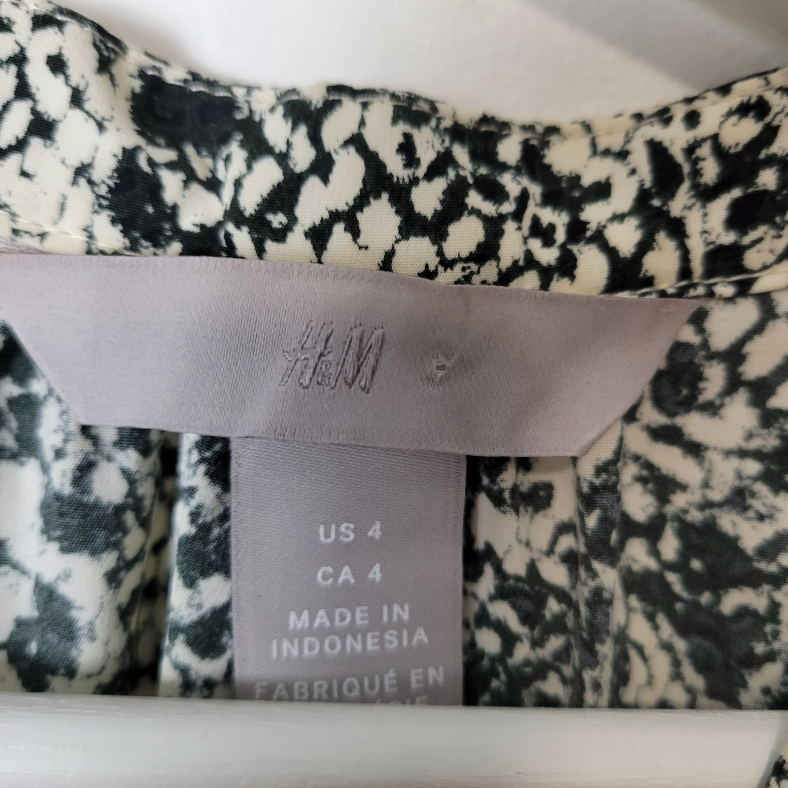 NEW H&M Snakeskin Patterned V-Neck Long Sleeve Dress Size 4