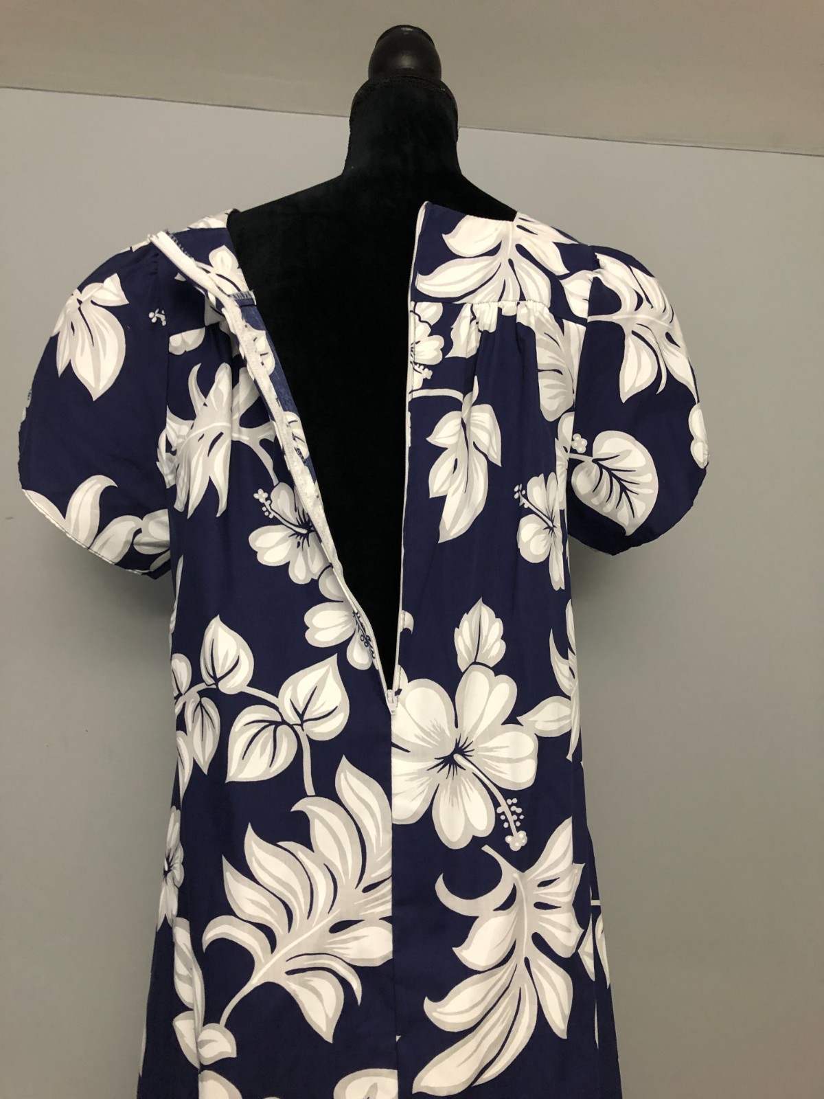 VTG Royal Creations M Navy Blue White Tropical Floral Hawaiian Muumuu Dress USA
