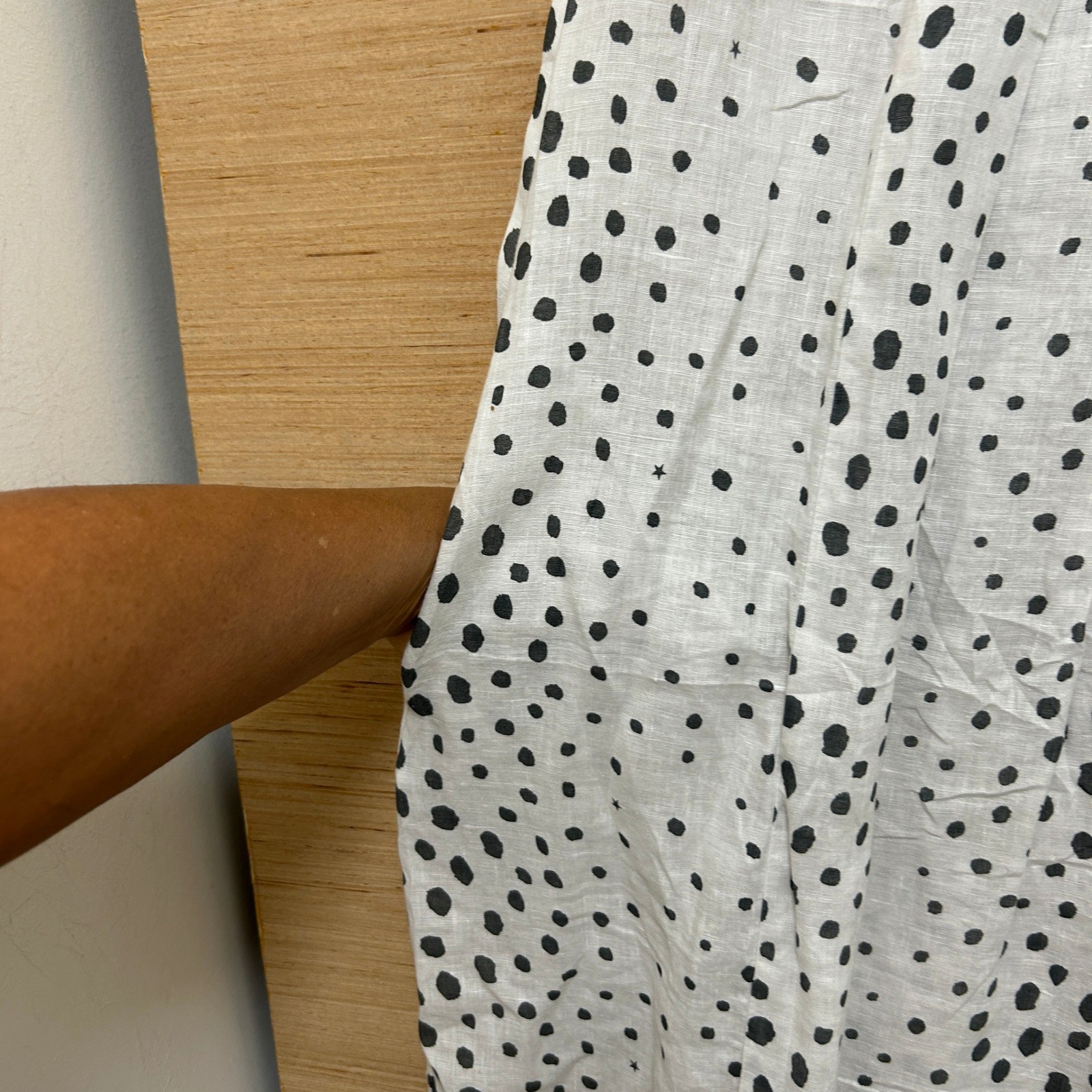 White Black Polka Dot Pintuck Pleated Linen Blend Sleeveless Shift Dress Pockets
