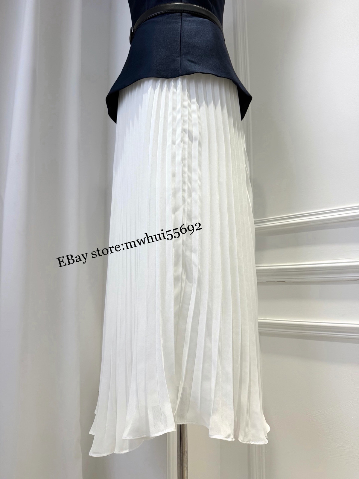 Elegant Temperament Slim Holiday Round Neck Sleeveless Pleated Dress 2026 Summer