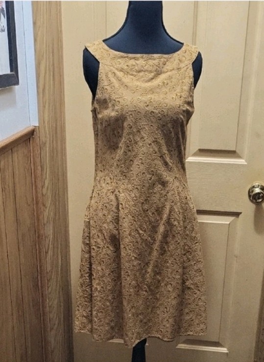 tapemeasure Gold Paisley Embroidered Sleeveless Shift Knee Dress Size 6