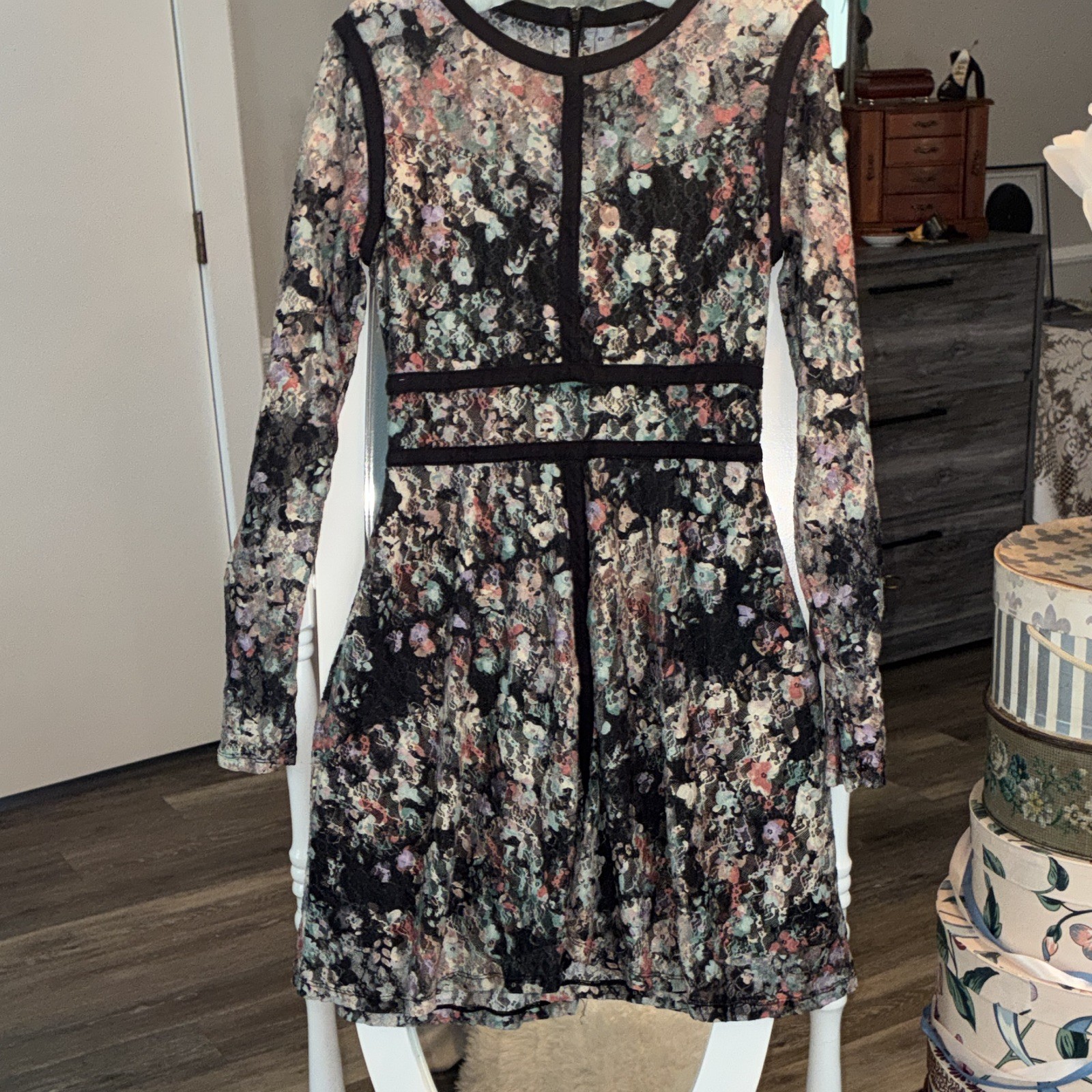 Xhilaration Floral Lace Round Neck Mini Dress/Tunic Lined Very Unique