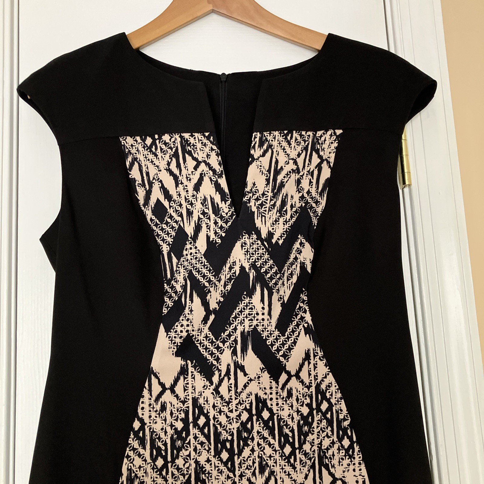 Connected Apparel Black Bodycon Beige Patterned Midi Dress Size 10, V-Neck