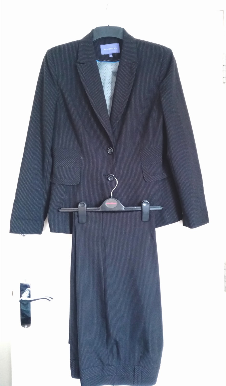 WOMEN BLACK STRIPPED 2 PIECE OFFICE TROUSERS SUIT JACKET. SIZE 14