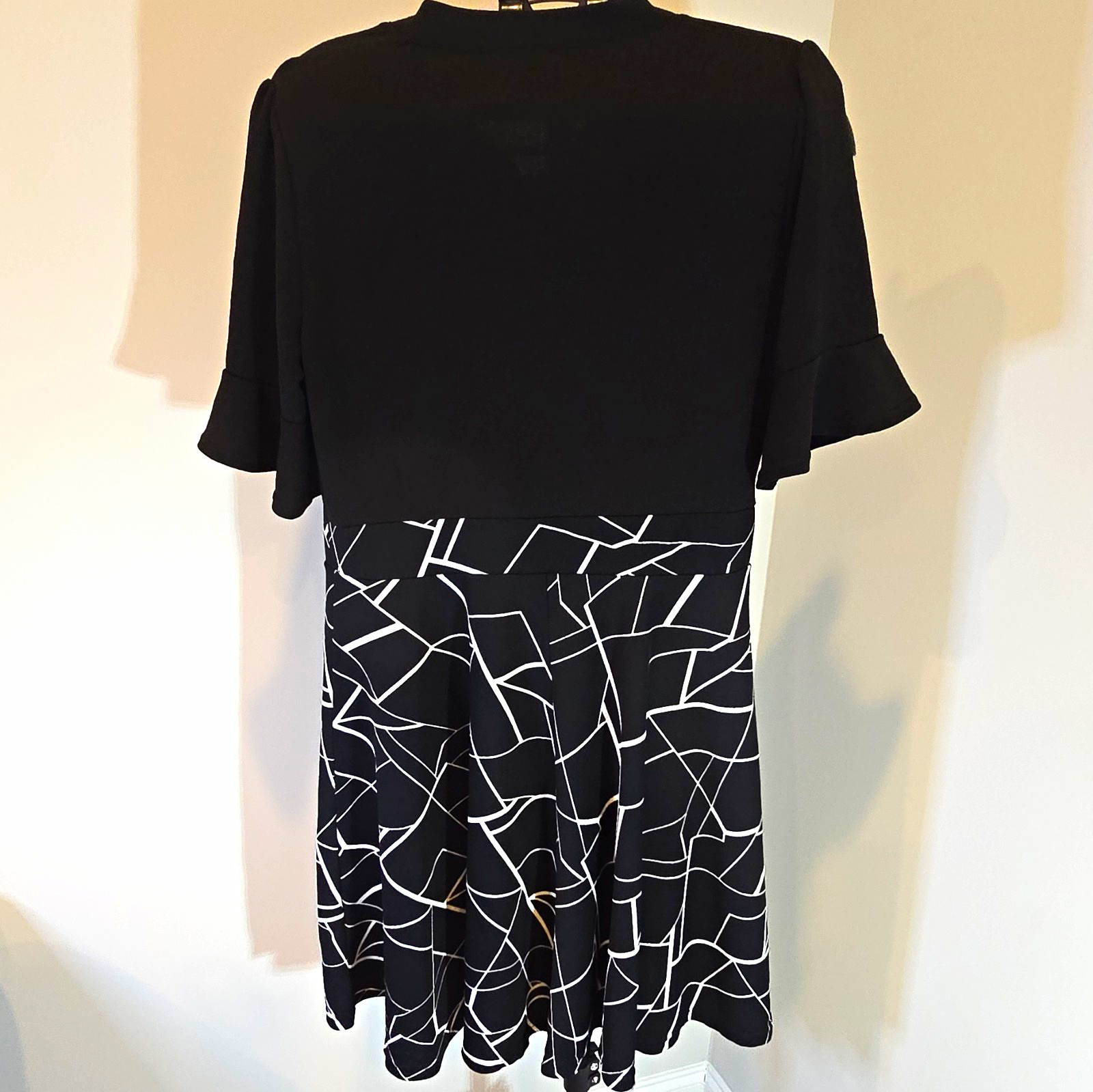 Women’s XL Black/White Geometric Fit & Flare Dress Round Neck Flutter Sleeve