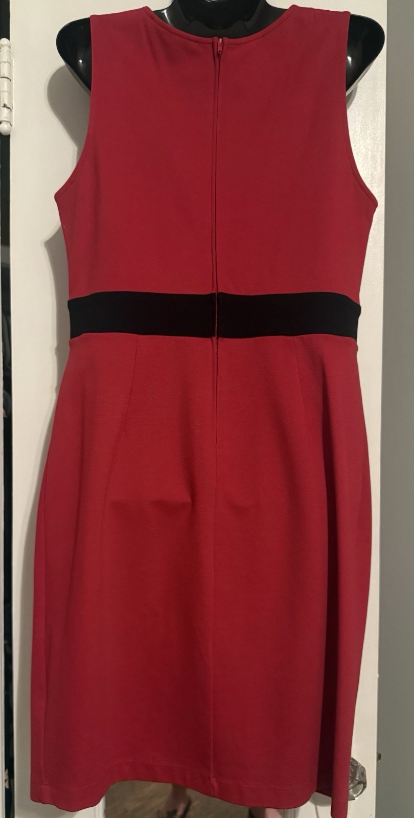 GUESS Red Black Solid Knit Sheath Knee Dress 8 Scoop Neck Sleeveless Cut-Out