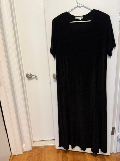 WOMENS LONG BLACK DRESS, SHORT SLEEVES, 52″ LONG, SIZE XL – GENTLY USED