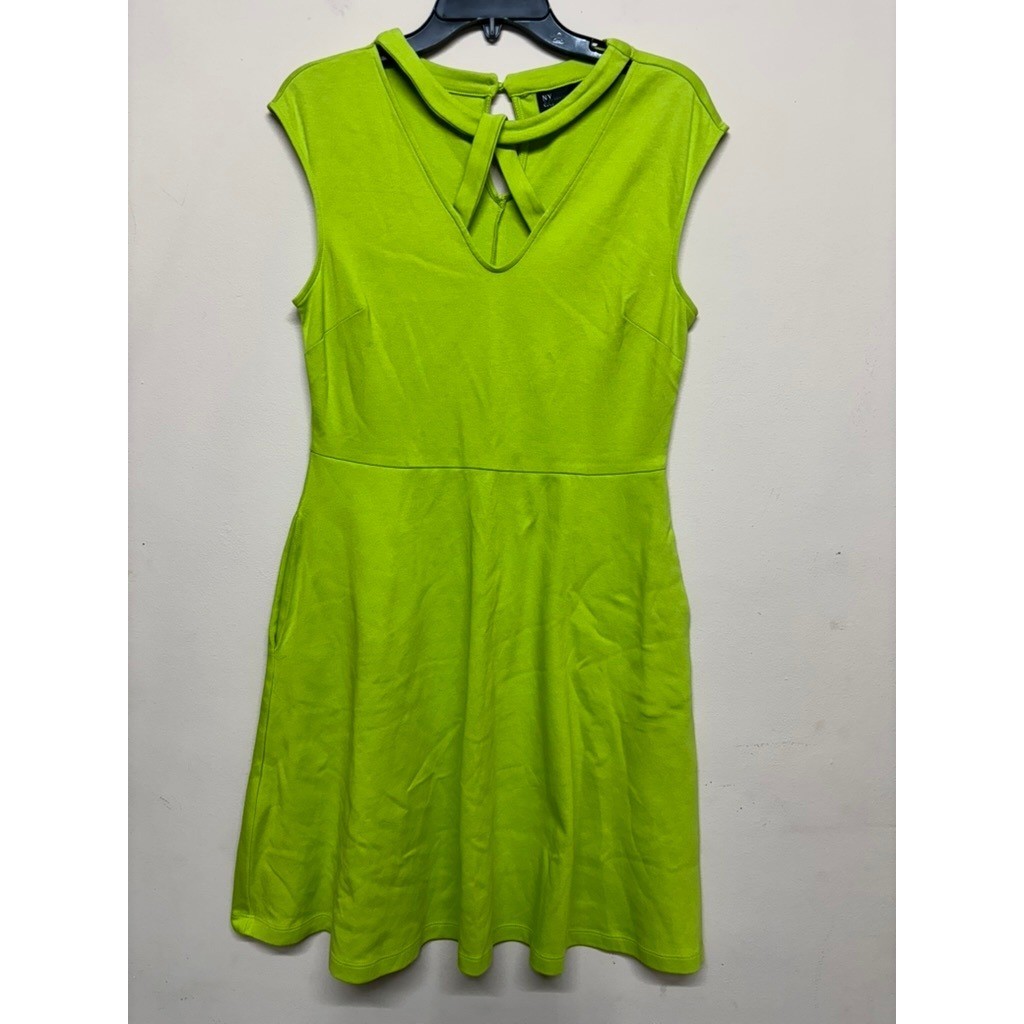 NY&C Green Sleeveless Fit Flare Dress Size Medium Keyhole Neck Casual Everyday