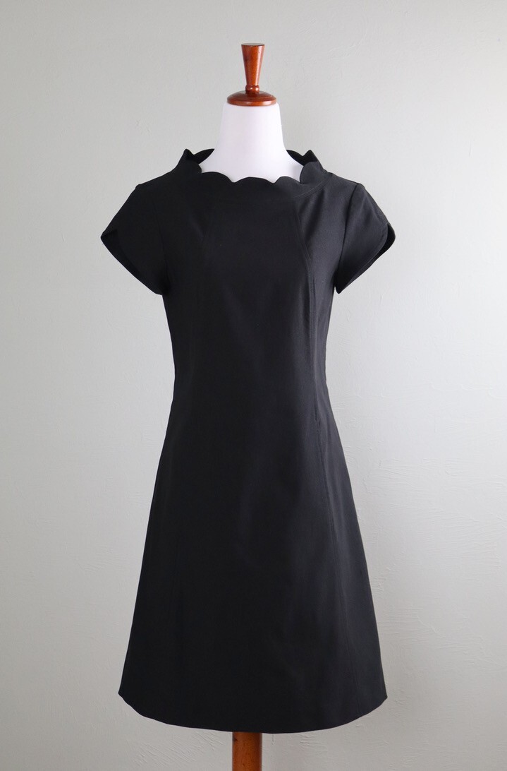 SARA CAMPBELL $258 Solid Black Stretch Scalloped Shift Dress Size XS