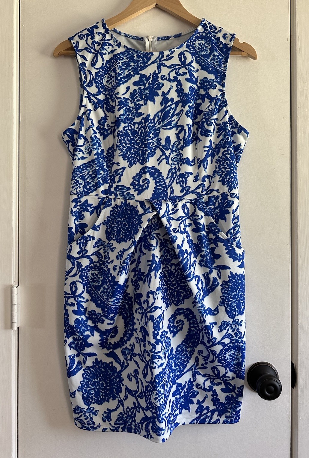 Blue & White Floral Paisley Dress Wrinkle Resistant Pockets Large Fits 8/10 NEW