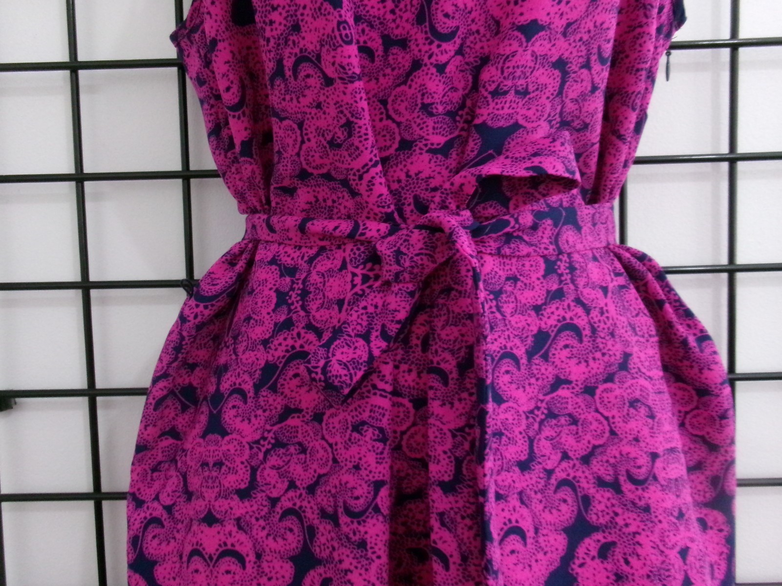 ANN TAYLOR 🌸 SIZE 10 / 36″ BUST==DARK PINK & NAVY BLUE PRINT / SHIFT SUNDRESS