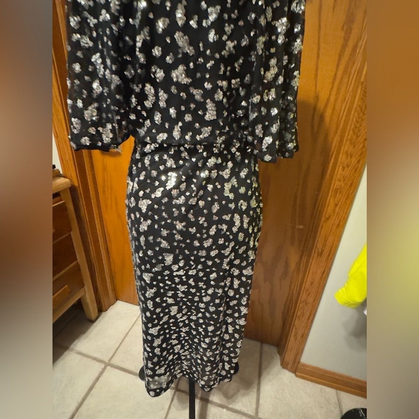 NWT KENSIE Sequin flutter sleeve midi dress size 2