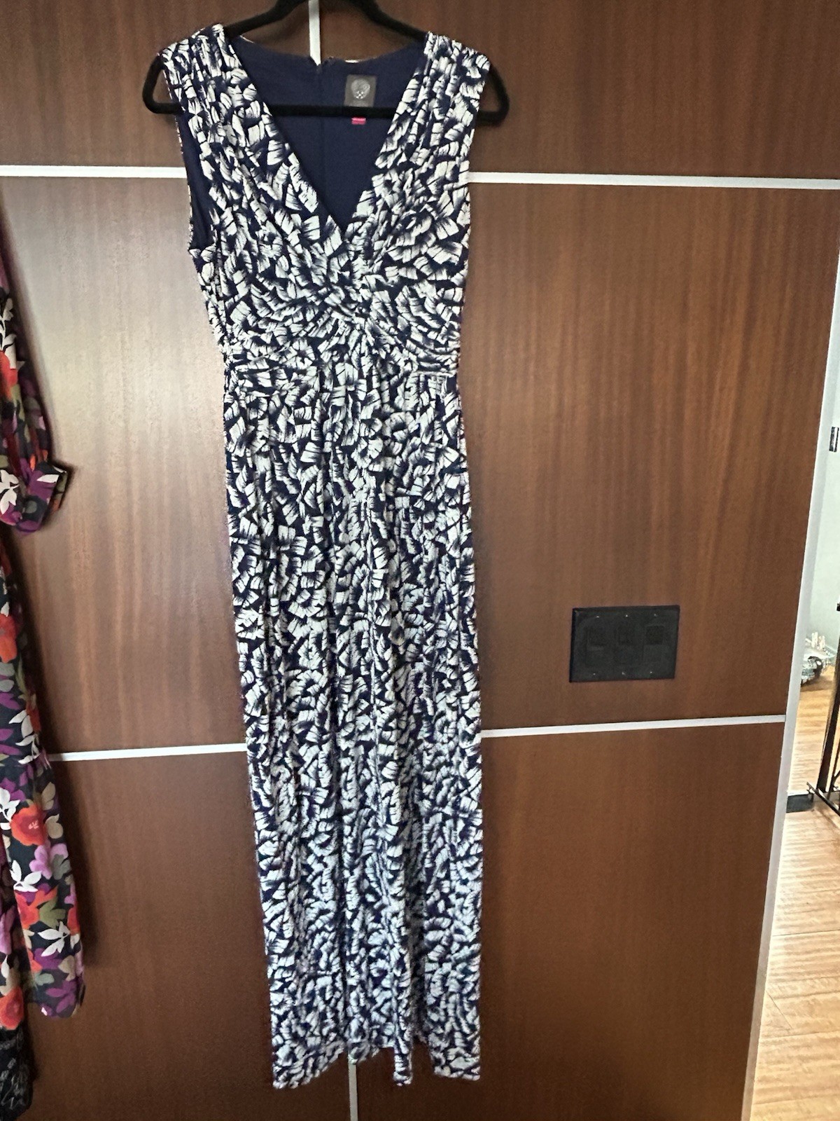 Vince Camuto Maxi Dress Size M Dark Blue Print Vneck Sleeveless Jersey Stretch