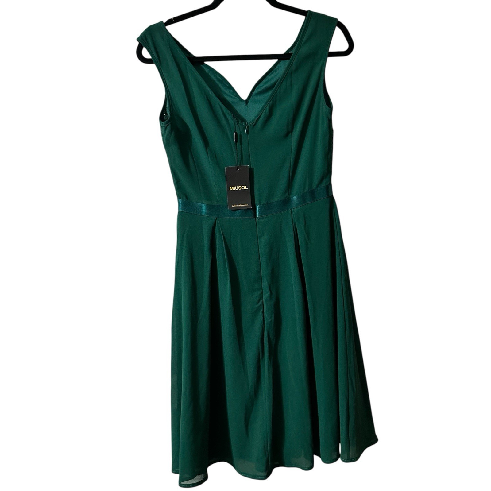 Miusol NWT Women’s Medium Knee Dress Green Sleeveless Semi Formal Party New