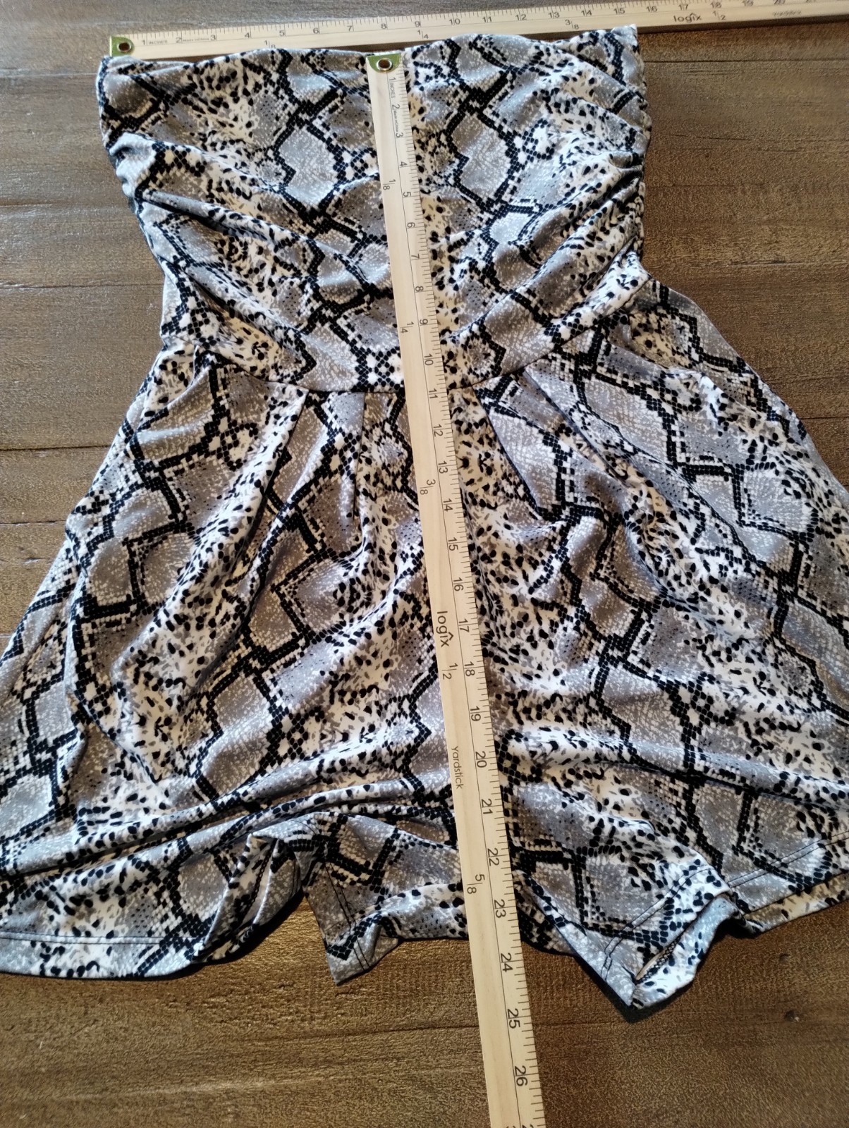 Women’s Sleeveless Strapless Snake Print Dress With Fitted Legs Size Large